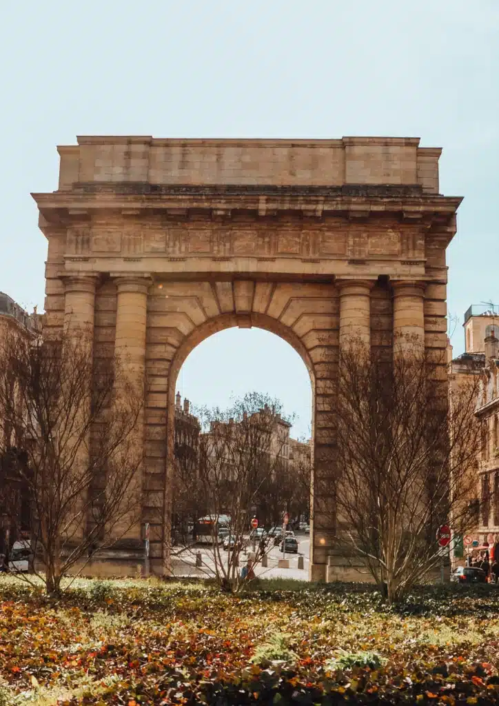 Installée à proximité de la Place de la Bourse à Bordeaux, notre boîte de production audiovisuelle intervient dans toute la Gironde (33) pour vos films d’entreprise, vidéos corporate et tournages professionnels.