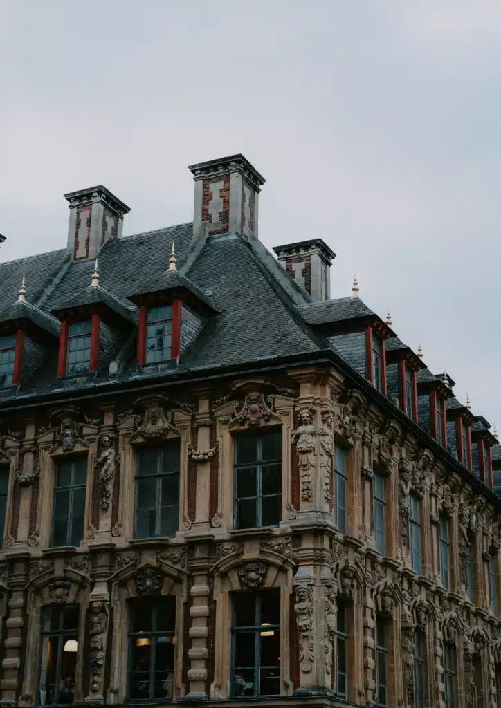Tournage vidéo corporate à Lille dans le Vieux-Lille""Agence de production audiovisuelle à Lille – Cliple""Boîte de production à Lille lors d’un film d’entreprise